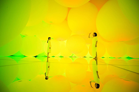 Expanding Three-dimensional Existence in Transforming Space / © teamLab.