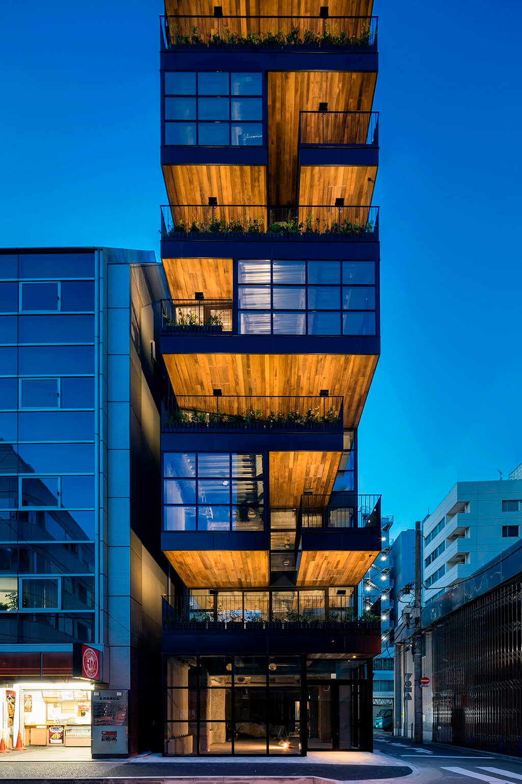 Edificio Kanda Terrace, en el barrio de Chiyoda, Tokio. ©Akira Koyama. Key Operation Inc./Architects. Fotos: © Shigeo Ogawa